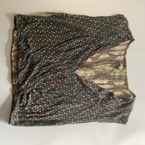 Low cut patterned blouse - Picture 1 of 3